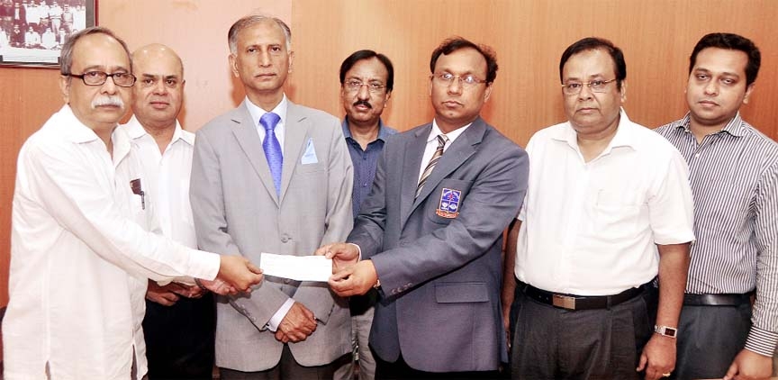 Eminent historian and Professor of Dhaka University Dr Muntasir Uddin Khan Mamun handed over a cheque for Tk. 9 lac to DU Treasurer Prof Dr Md Kamal Uddin on Sunday at the VC office to set up "Misbahuddin Khan-Jahanara Khan Memorial Trust Fund"" at DU in"