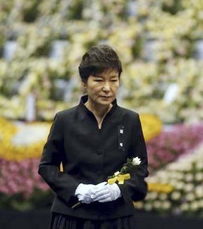 South Korean President Park Geun-hye pays tribute to victims of the sunken Sewol passenger ship at the official memorial altar in Ansan.