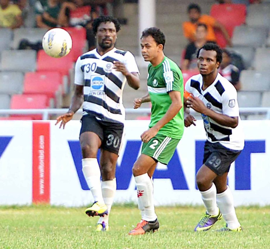 A view of the match of the Nitol Tata Bangladesh Premier Football League between Team BJMC and Dhaka Mohammedan Sporting Club Limited at the Bangabandhu National Stadium on Tuesday. Team BJMC won the match 3-2.