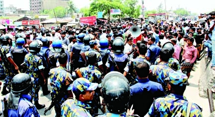 Law enforcers trying to control the situation as protesters in N'ganj barricaded the Dhaka-Ctg highway for second day demanding the rescue of 7 abducted persons including NCC Panel Mayor Nazrul on Tuesday.