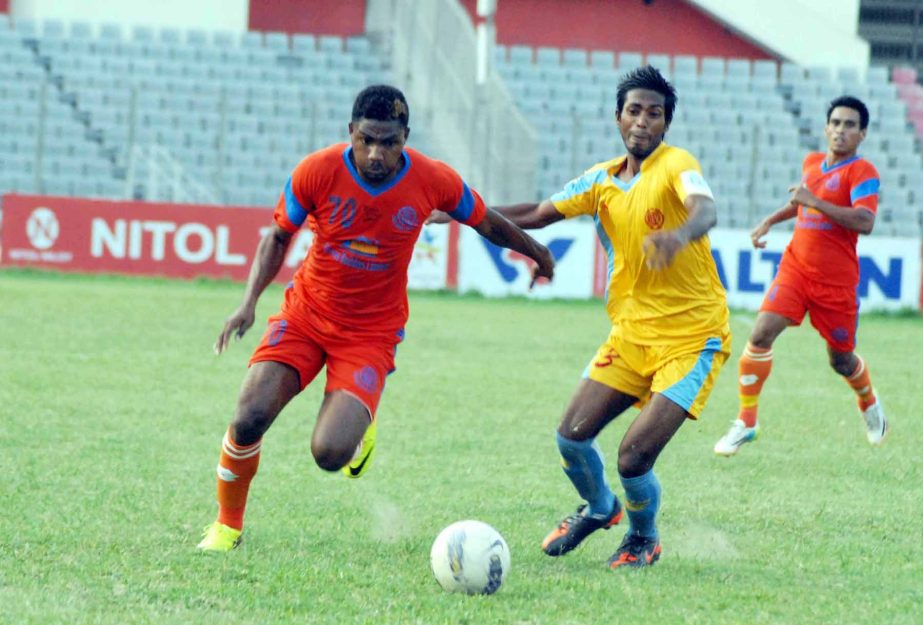 An action from the match of Nitol Tata Bangladesh Premier Football League between Brothers Union Club and Chittagong Abahani Limited at the Bangabandhu National Stadium on Saturday.