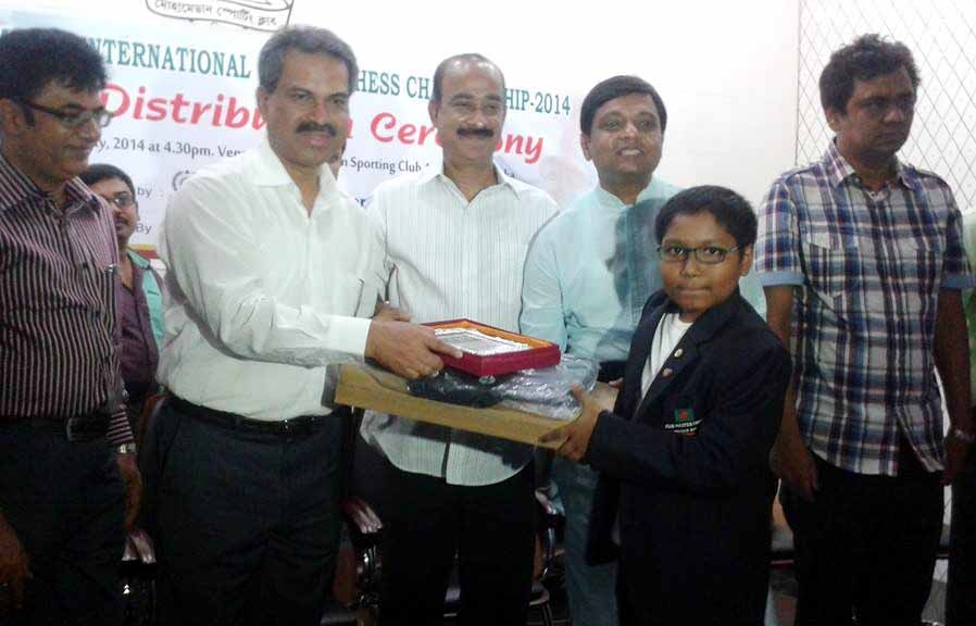 FM Mohammad Fahad Hossain of Gulshan Model School receiving the prize from the Director In-charge of Mohammedan Sporting Club Limited Lokman Hossain Bhuiyan at the Auditorium of Mohammedan Sporting Club Limited on Saturday. Fahad became unbeaten champion