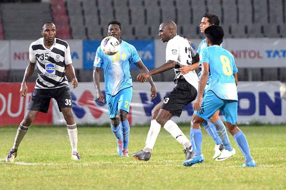 An exciting moment of the match of Nitol Tata Bangladesh Premier Football League between Dhaka Mohammedan Sporting Club Limited and Dhaka Abahani Limited at the Bangabandhu National Stadium on Sunday. Mohammedan won the match 1-0.