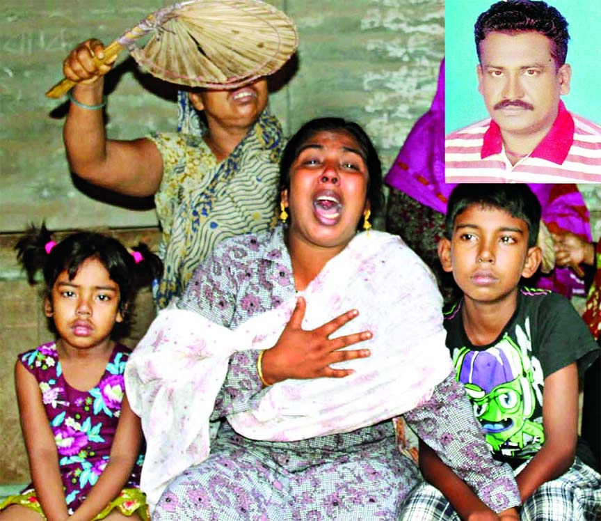Family members of Jhenidah Sramik League leader Abdul Gaffar Biswas (inset) who was chopped to death by miscreants are wailing soon after his dead body found at Ukilpara by the police early Monday morning.