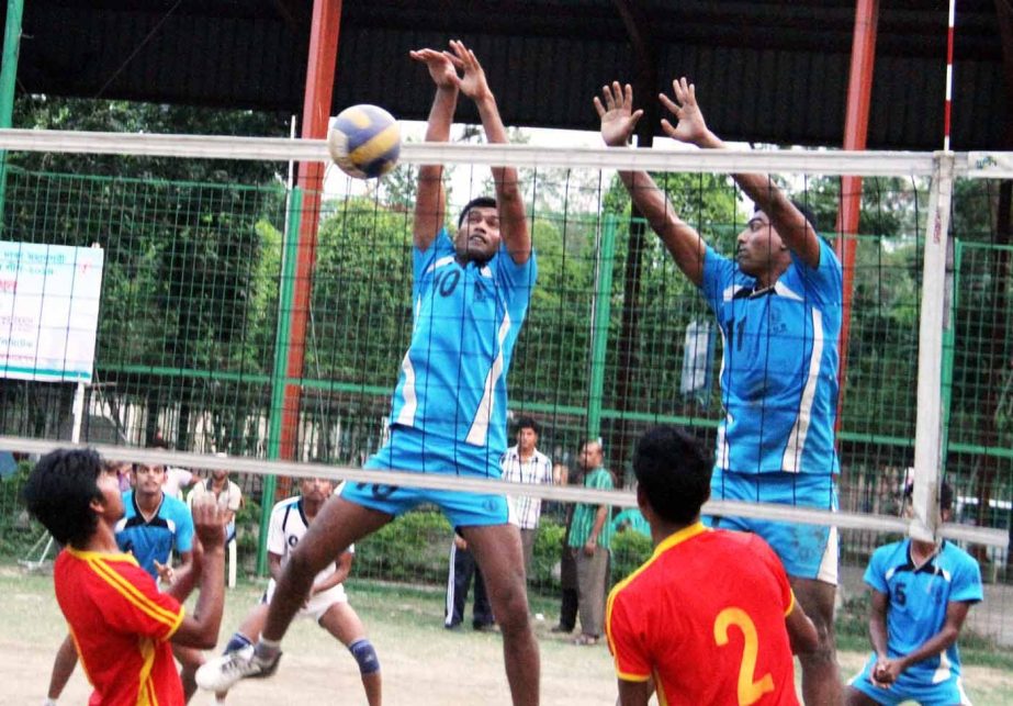 A scene from the match of National Bank Limited Dhaka Metropolis Premier Division Volleyball League between PDB and Azad Sporting Club at the Volleyball Stadium on Tuesday.