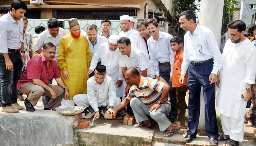 CCC Mayor M Monzoor Alam visiting culvert construction work at West Sholoshahar Ward in the city yesterday.