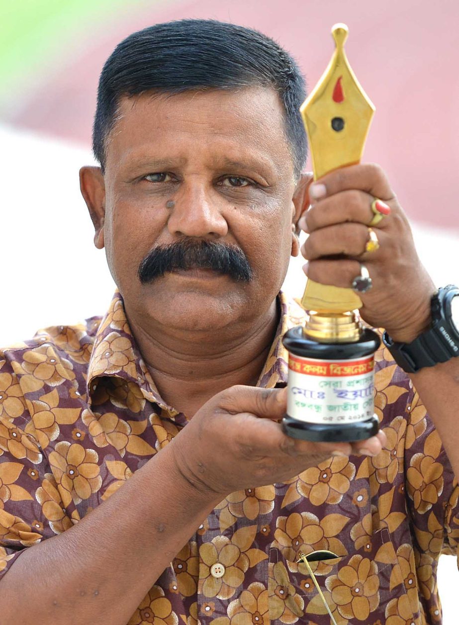 Administrator of Bangabandhu National Stadium Md Yahya, poses with the best administrator award of 6th Kagoj Kolom Business Award at the BMA Auditorium on Monday.