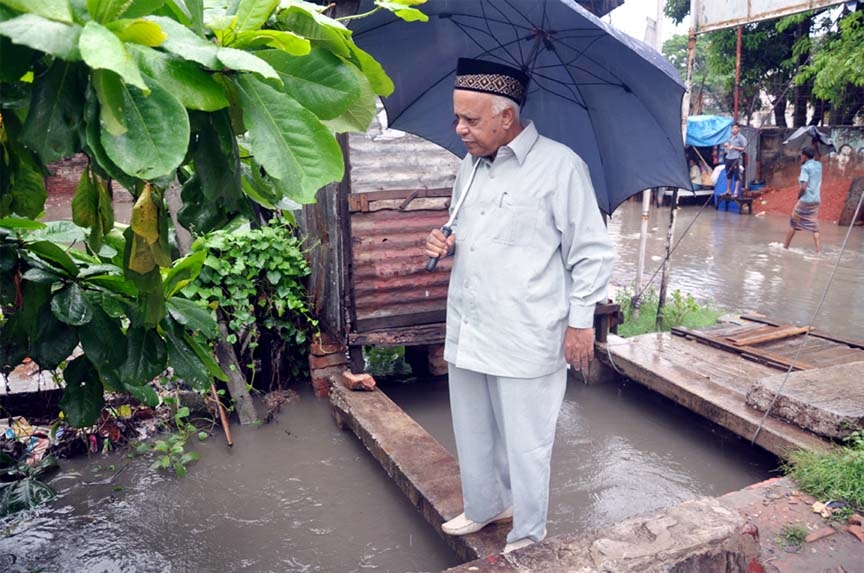 CCC Mayor M Monzoor Alam visiting water-logging area in the city yesterday.