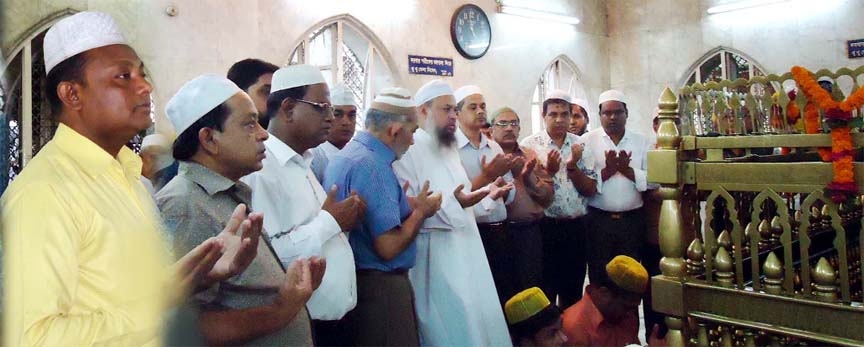 Newly- elected office-bearers of Chittagong Ma O Shishu Hospital Management Committee offering munajat at Hazrat Amanat Shah (RA) Mazar yesterday.