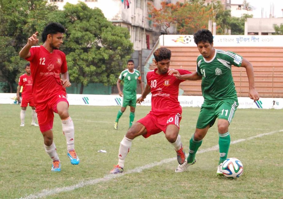 A moment of the football match of the Premier Bank Bangladesh Championship League between Victoria Sporting Club and Wari Club at the Bir Shreshtha Shaheed Sepoy Mohammad Mostafa Kamal Stadium in Kamalapur on Sunday. Victoria beat Wari by 4-3 goals.