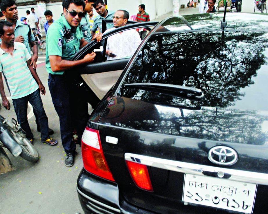 Traffic police on Sunday crackdown on vehicles in the city using tinted glasses even after the expiry of the time-frame of directives in this regard.