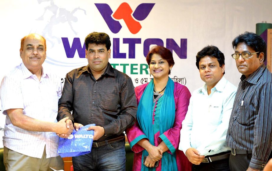 Additional Director of Walton FM Iqbal Bin Anwar Don handing over the sponsorship money to General Secretary of Bangladesh Amateur Wrestling Federation Tabiur Rahman at the conference room of Bangabandhu National Stadium on Monday.