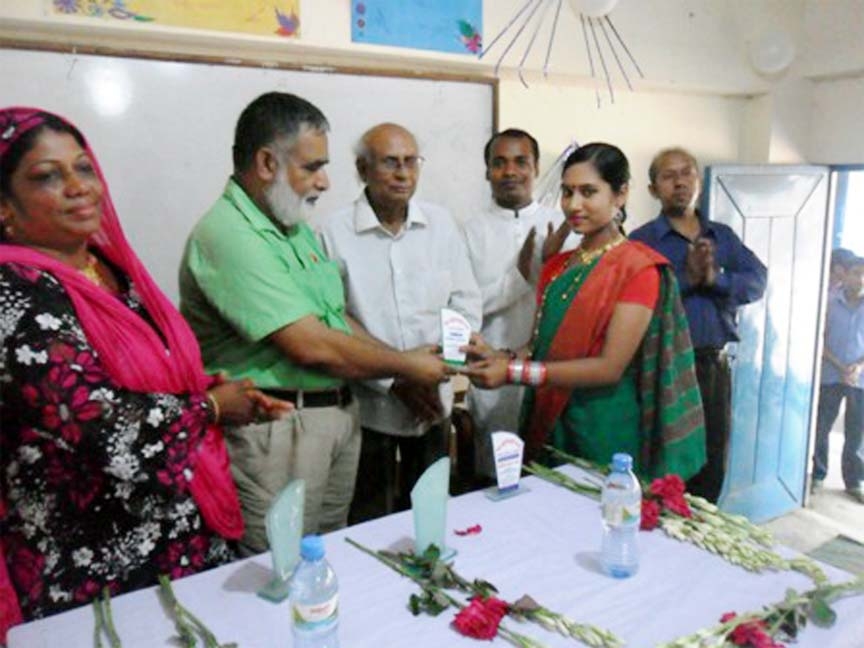 Former Dhaka University professor Dr. Ahsanul Haque and principal of Kanchpur Sinha School and College Abdur Rahman are seen distributing awards among the winners of Information Olympiad-2014 organised by the Regional Reporting Society at the college audi