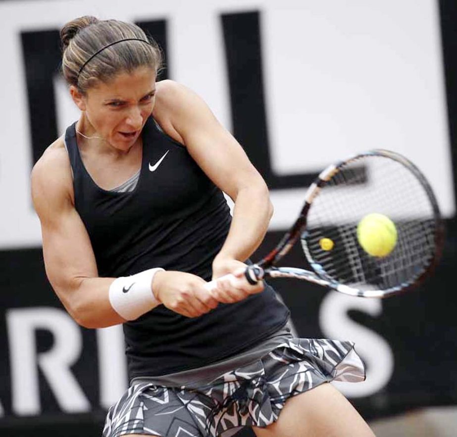 Italy's Sara Errani returns a backhand to China's Na Li during their quarterfinal match at the Italian Open tennis tournament in Rome on Friday. Sara Errani took advantage of a supportive crowd to beat second-seeded Li Na 6-3, 4-6, 6-2 Friday and reach