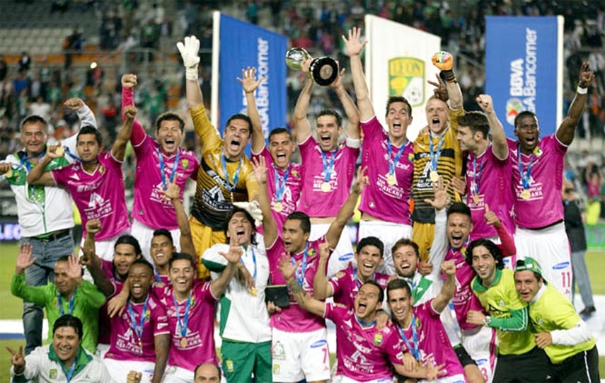 Leon's Rafael Marquez (center) holds up the Mexican national soccer league trophy while celebrating with his teammates at the end of the Mexican league final match in Pachuca on Sunday.