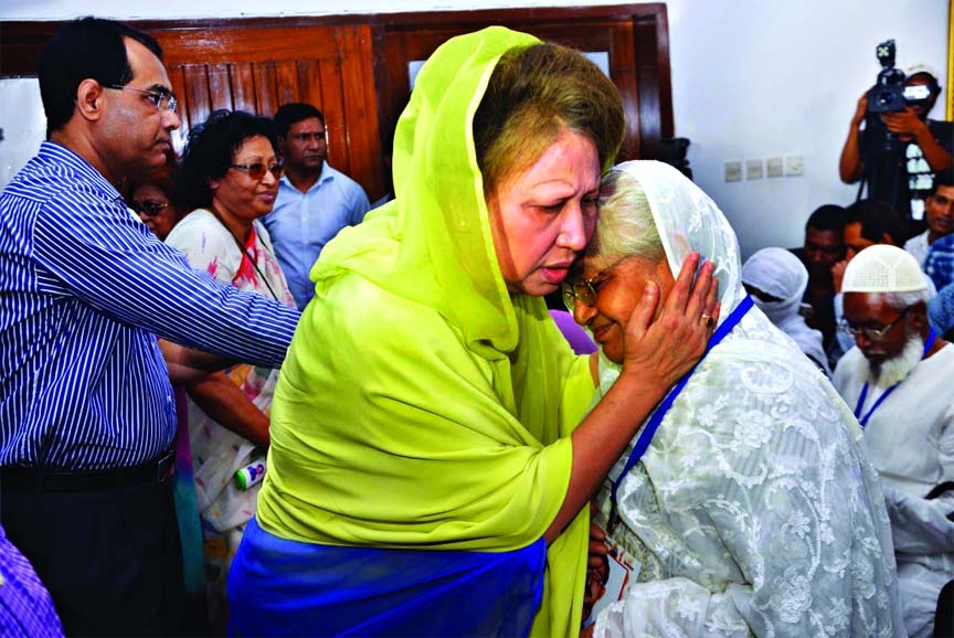 BNP Chairperson Begum Khaleda Zia exchanging views at her Gulshan office on Thursday with family members of some victims of abduction and killing across the country.