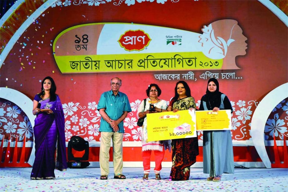 Singer Sabina Yasmin handing over prizes among the winners of '14th PRAN National Pickle Competition-2013' at Bangabandhu International Conference Centre in the city Friday. Faridur Reza Sagar, Managing Director of Channel i, Uzma Chowdhury Director of