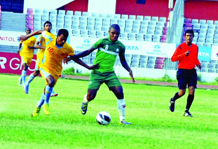 An action from Bangladesh Premier Football League match between BJMC and Chittagong Abahani at the Bangabandhu National Stadium on Friday.