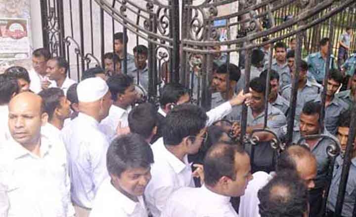 Police closed all gates of the Supreme Court