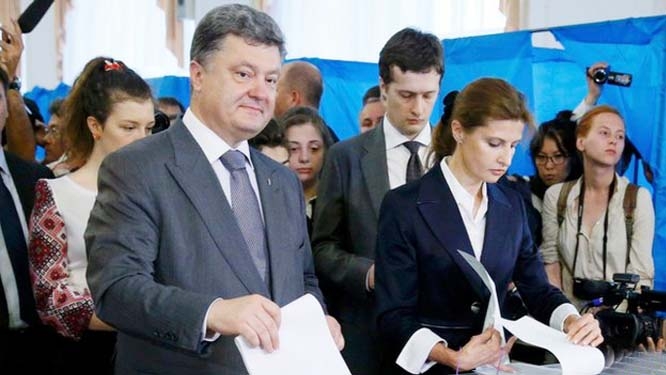 Front-runner Petro Poroshenko and his wife voted in Kiev.