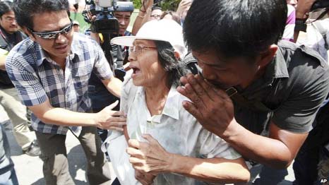 Plainclothes police officers arrested a possible protester amid Thai crackdown on Sunday.