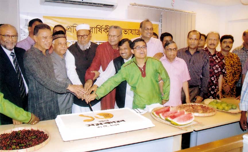 The 10th founding anniversary of the Daily Samakal was celebrated at its Chittagong Bureau by cutting cake yesterday.