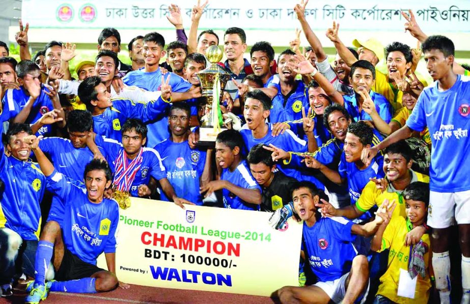 Members of Narinda Junior Lions Club, the champions of the Dhaka City Corporation (North & South) Pioneer Football League pose with the prize-money of the cheque of Tk 1,00,000 at the Bangabandhu National Stadium on Monday.