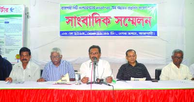 RAJSHAHI: Rajshahi City Mayor Md Musadique Hossain Bulbul announcing the budget for 2013-2014 fiscal year at a press conference in Rajshahi on Saturday.