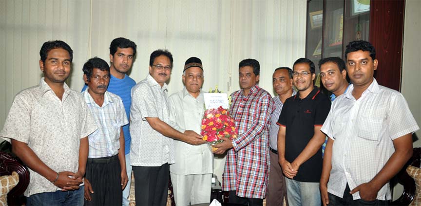Executives of the newly- elected Photo Journalists Association, Chittagong greeting CCC Mayor M Monzoor Alam at his office yesterday.