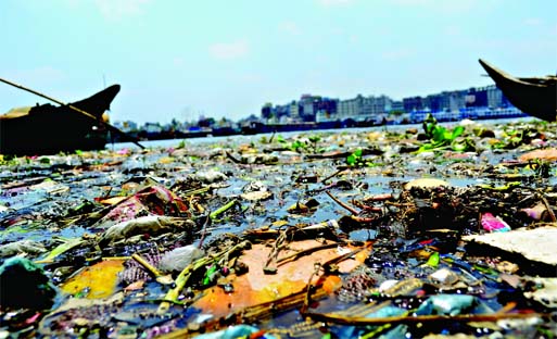 Dumping of garbage and rubbish continued unabated on the bank of River Buriganga ignoring frequent campaigns by the environmentalists. This photo was taken from city's Sadarghat area on Wednesday.