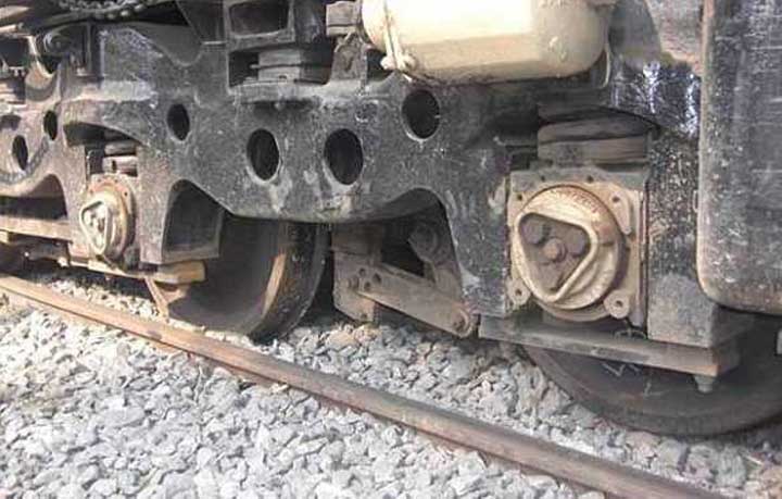 Train derails in Feni