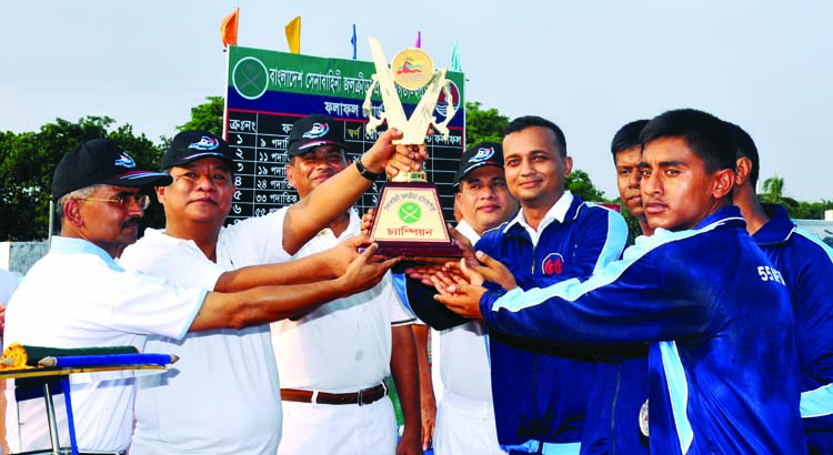 Director of Armoured Directorate, Brigadier General Tushar Kanti Chakma handing over the trophy to Jessore Zonal Navy team, which emerged champions of the Bangladesh Army Swimming Competition at the Army Swimming Complex in Banani on Thursday.