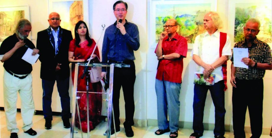 Artist Alakesh Ghosh, UNB Editor-in-Chief Enayetullah Khan, Cosmos Gallery Director Tehmina Enayet, South Korean Ambassador Lee Yun-young, artist Samarjit Roy Chowdhury, artist Biren Shome, among others, are seen at a watercolour art exhibition that began