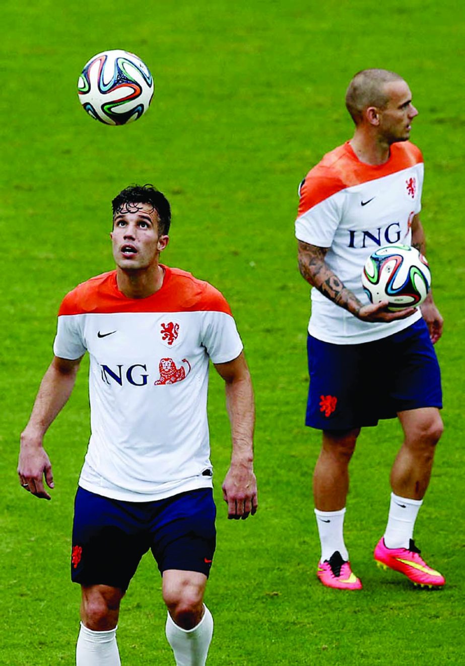 Robin van Persie (left) and Wesley Sneijder (right) of the Netherlands make their way off the field after a training session in Rio de Janeiro, Brazil on Tuesday. The Netherlands play in group B of the 2014 soccer World Cup.