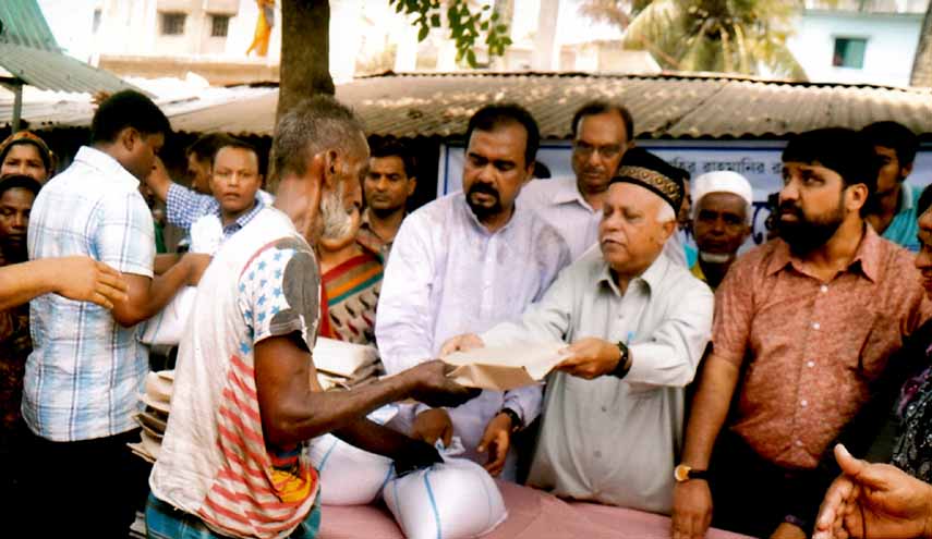 CCC Mayor M Monzoor Alam distributing relief goods on behalf of Mostafa-Hakim Foundation among the fire victims at Agrabad area in the city yesterday.