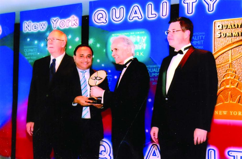 Monsur Ahmed, Managing Director of Central Pharmaceuticals Ltd receiving Gold Award-2014 from Josen-e-Pritor, Chairman and CEO of BID Group One on International Quality Summit at a New York hotel recently.