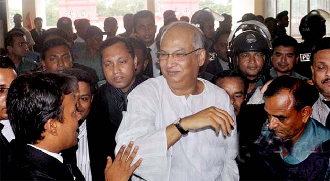 BNP leader and war crimes convict Salahuddin Quader Chowdhury leaving court of Metropolitian Session Judge in Chittagong after hearing yesterday.
