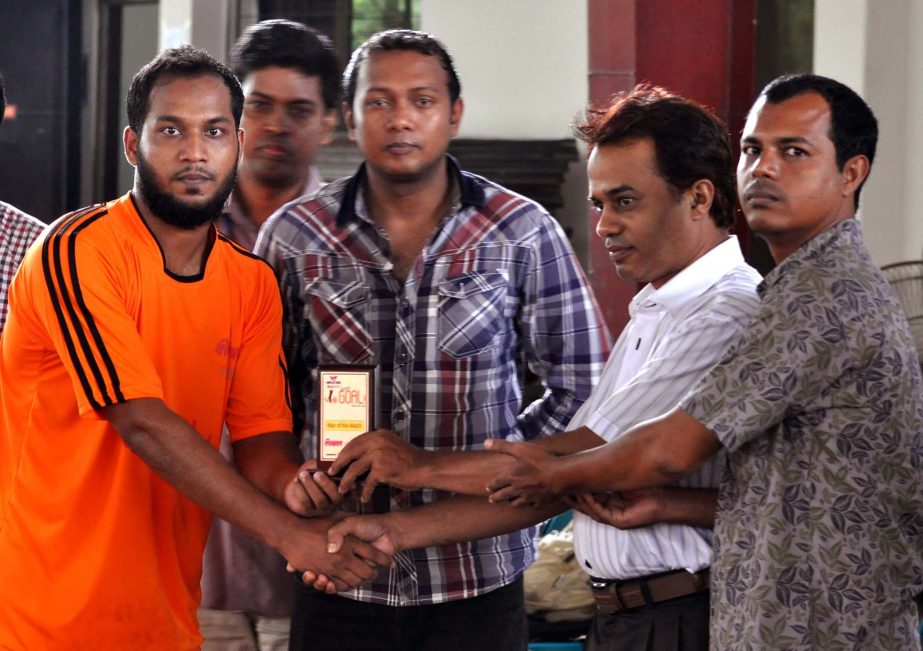 Mainuddin of IUBAT receiving the award of the Man of the Match from Sports Editor of the New Nation Md Sahidul Islam (second from right) at the Shaheed (Captain) M Mansoor Ali National Handball Stadium on Tuesday. Executive Editor of Fortnightly Kriralok