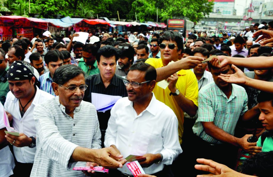 Communications Minister Obaidul Quader distributing leaflets launched by BRTC among the passers-by in city's Gulistan area on Wednesday to buildup awareness about the road crossing.
