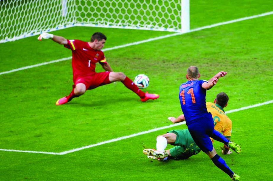 Arjen Robben of the Netherlands shoots and scores his team's first goal past goalkeeper Mathew Ryan of Australia during the 2014 FIFA World Cup Brazil Group B match between Australia and Netherlands at Estadio Beira-Rio on June 18, 2014 in Porto Alegre,