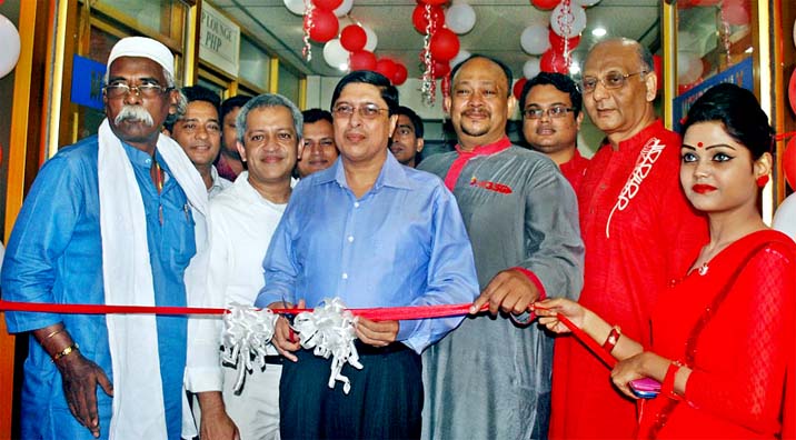 Deputy Commissioner of Chittagong Mezbauddin inaugurating Robi Internet Corner at Chittagong Press Club yesterday.