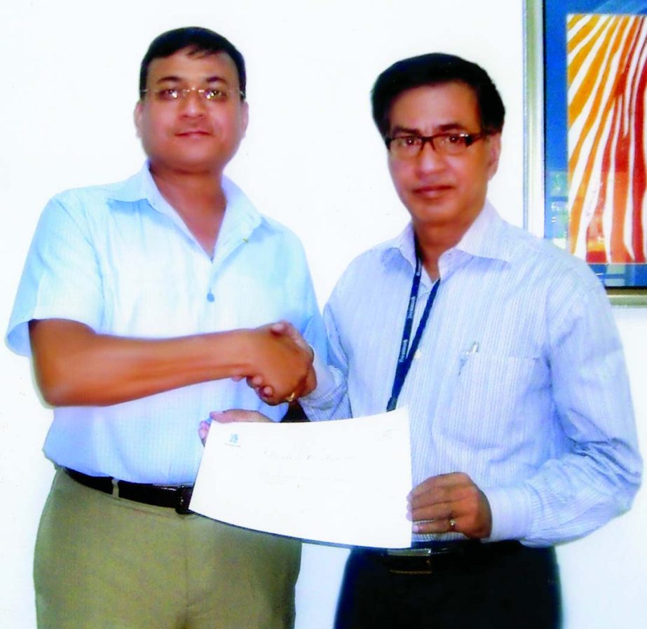 AH Syed Wahid, Managing Director of Syed Gas and Chemicals Ltd receiving Distributorship agreement certificate from Neeraj Jain, Managing Director of Tecumseh Products India Pvt Ltd at Hyderabad in India recently.