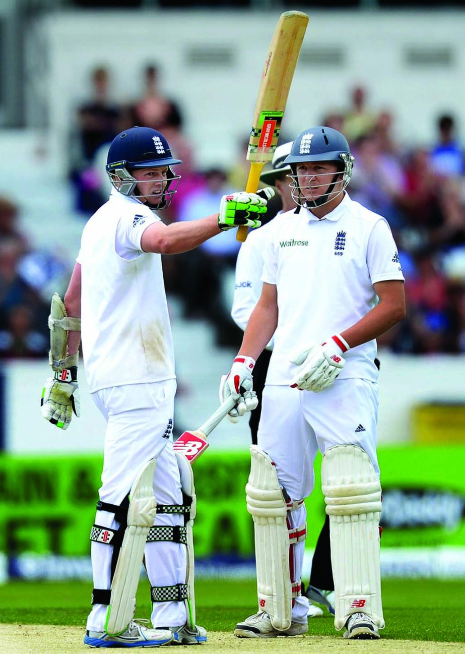 Sam Robson notched his first Test half-century on the 2nd day of the 2nd Investec Test between England and Sri Lanka at Headingley on Saturday.