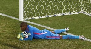 Nigeria's goalkeeper Vincent Enyeama makes a save during the 2014 World Cup Group F soccer match between Nigeria and Bosnia at the Pantanal arena in Cuiaba June 21, 2014. REUTERS