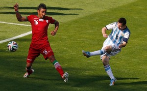 Argentina's Lionel Messi (R) scores a goal past Iran's Reza Ghoochannejhad during their 2014 World Cup Group F soccer match at theMineirao stadium in Belo Horizonte, June 21, 2014. Credit: Reuters