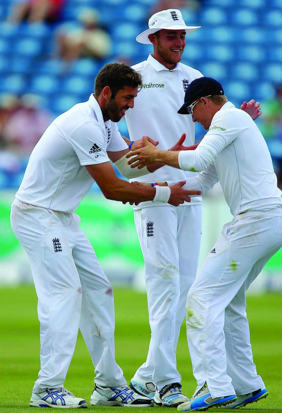 Liam Plunkett and Joe Root mix things up on the 4th day of 2nd Investec Test between England and Sri Lanka at Headingley on Monday.