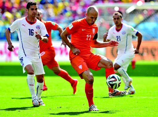 Arjen Robben passed away from Chile's Felipe Gutierrez during the FIFA World Cup match between Netherlands and Chile at SÃ£o Paulo Stadium in Brazil on Monday. The match was goalless in first half.