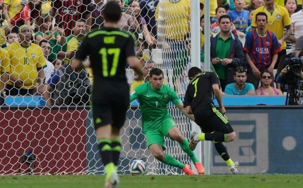 Spain's David Villa (R) scores past Australia's Mathew Ryan (C) during their 2014 World Cup Group B match at the Baixada arena in Curitiba June 23, 2014.