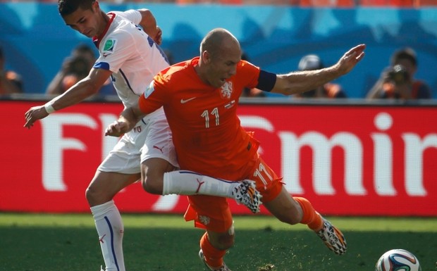 Chile's Alexis Sanchez (L) fouls Arjen Robben of the Netherlands during their 2014 World Cup Group B match at the Corinthians arena in Sao Paulo June 23, 2014. Credit: Reuters