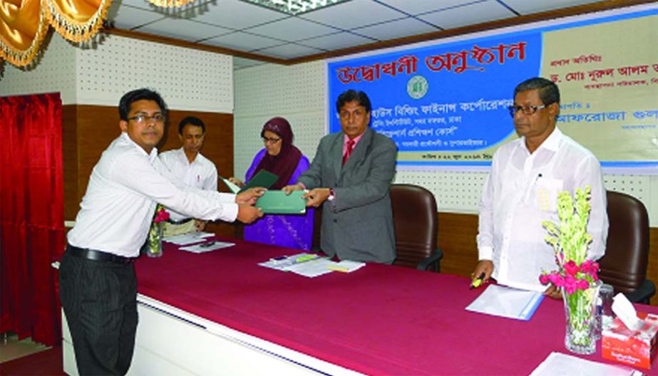 Dr Md Nurul Alam, Managing Director of Bangladesh House Building Finance Corporation, distributing certificates among the trainees of 'Refreshers Course' at its training center on Tuesday. Afroza Gul Nahar, GM of the company presided.